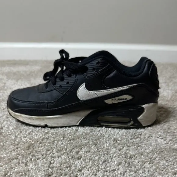 🖤👟 Black and White Nike Leather Air Max Shoes Size 4 (Boys) 👟🖤