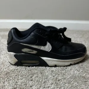 🖤👟 Black and White Nike Leather Air Max Shoes Size 4 (Boys) 👟🖤