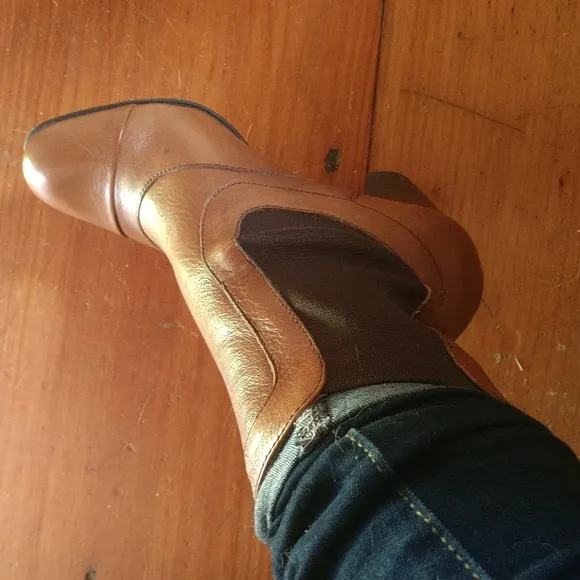 #10 PR PRICE REDUCED F LEATHER BORN Elastic Gusset Cognac Leather Ankle Booties