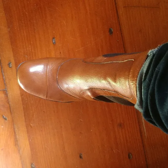 #10 PR PRICE REDUCED F LEATHER BORN Elastic Gusset Cognac Leather Ankle Booties