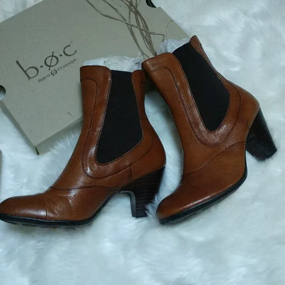 #10 PR PRICE REDUCED F LEATHER BORN Elastic Gusset Cognac Leather Ankle Booties