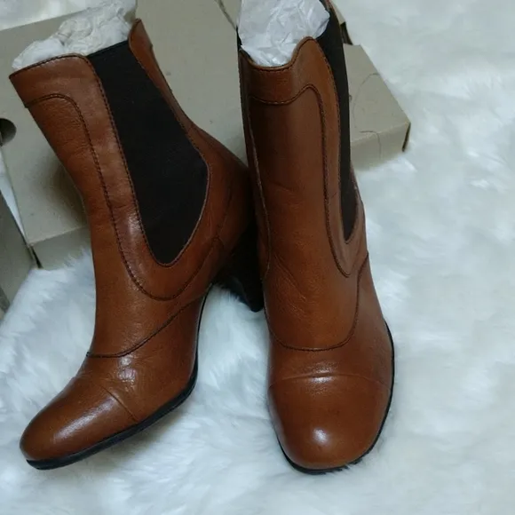 #10 PR PRICE REDUCED F LEATHER BORN Elastic Gusset Cognac Leather Ankle Booties
