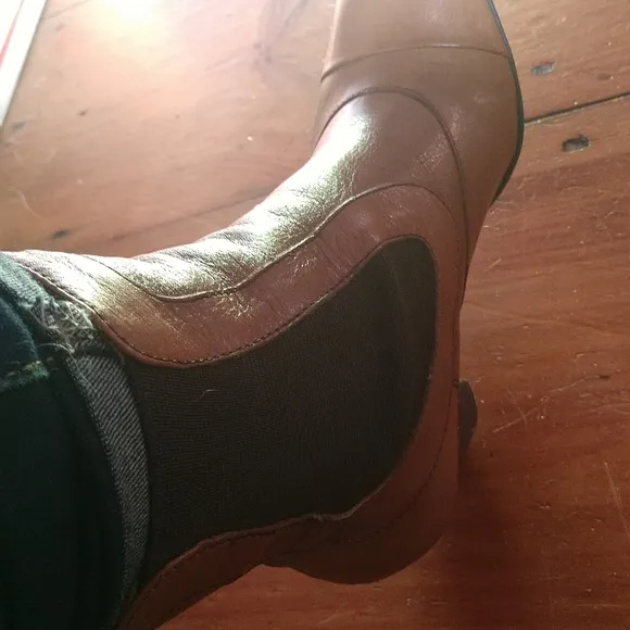 #10 PR PRICE REDUCED F LEATHER BORN Elastic Gusset Cognac Leather Ankle Booties