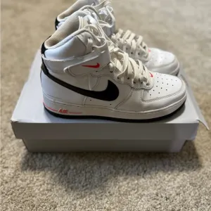 7 Boy’s Nike Air Force 1 High ‘07 Electric White/Black Shoes with box