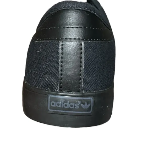 ADIDAS Seeley Black Canvas Sneaker sz 8.5 AQ8531 Skateboard Casual NEW no box