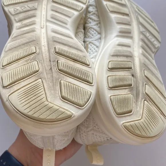 APL Techloom Phantom women’s 11 shoes ivory VGUC