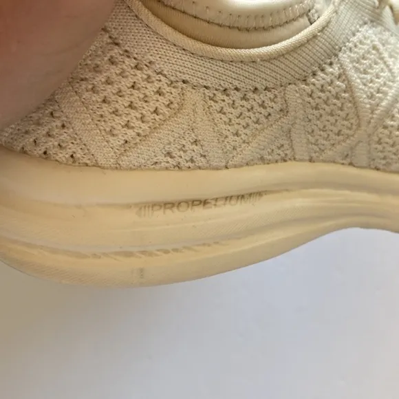 APL Techloom Phantom women’s 11 shoes ivory VGUC
