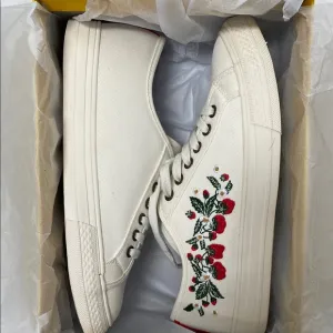 Boden Strawberry Embroidered White Canvas Sneakers