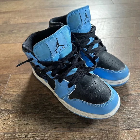 Boys Jordan 1 Retro High OG University Blue Black Size 4Y Sneakers