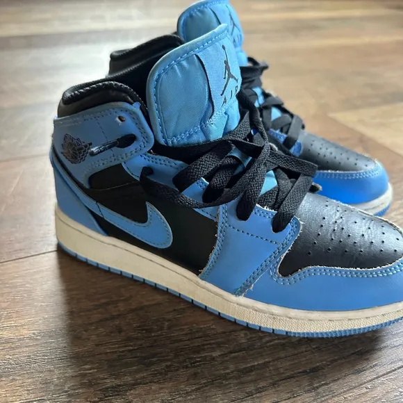 Boys Jordan 1 Retro High OG University Blue Black Size 4Y Sneakers