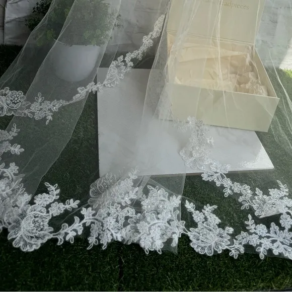 BRIDES AND HAIRPINSFloral Lace Tulle Fingertip Veil Ivory Retail $235 NIB