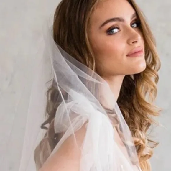 BRIDES AND HAIRPINSFloral Lace Tulle Fingertip Veil Ivory Retail $235 NIB