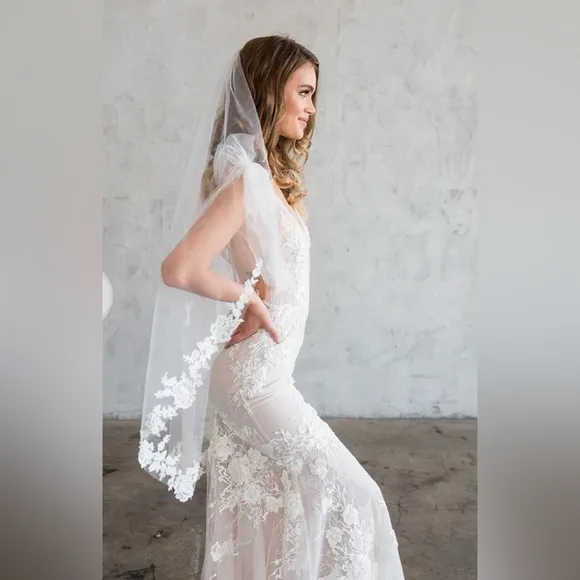 BRIDES AND HAIRPINSFloral Lace Tulle Fingertip Veil Ivory Retail $235 NIB