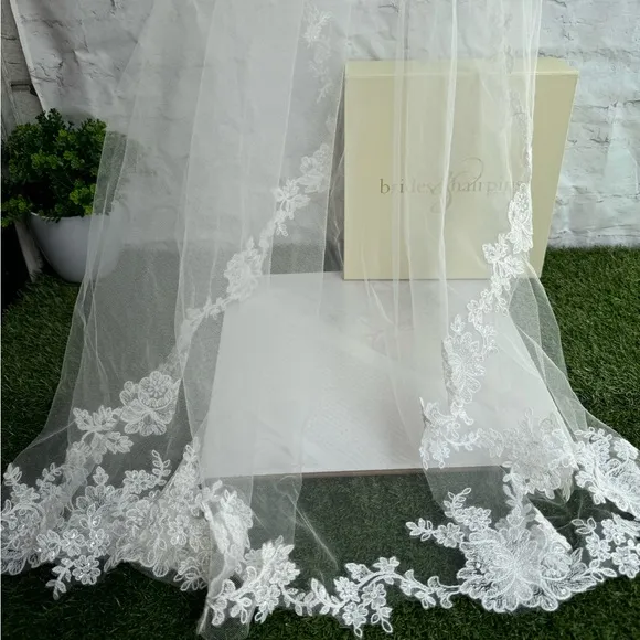 BRIDES AND HAIRPINSFloral Lace Tulle Fingertip Veil Ivory Retail $235 NIB