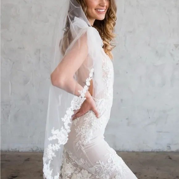 BRIDES AND HAIRPINSFloral Lace Tulle Fingertip Veil Ivory Retail $235 NIB