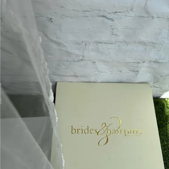 BRIDES AND HAIRPINSFloral Lace Tulle Fingertip Veil Ivory Retail $235 NIB