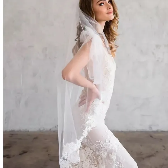 BRIDES AND HAIRPINSFloral Lace Tulle Fingertip Veil Ivory Retail $235 NIB