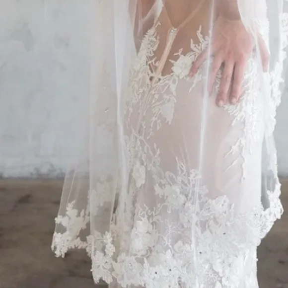 BRIDES AND HAIRPINSFloral Lace Tulle Fingertip Veil Ivory Retail $235 NIB