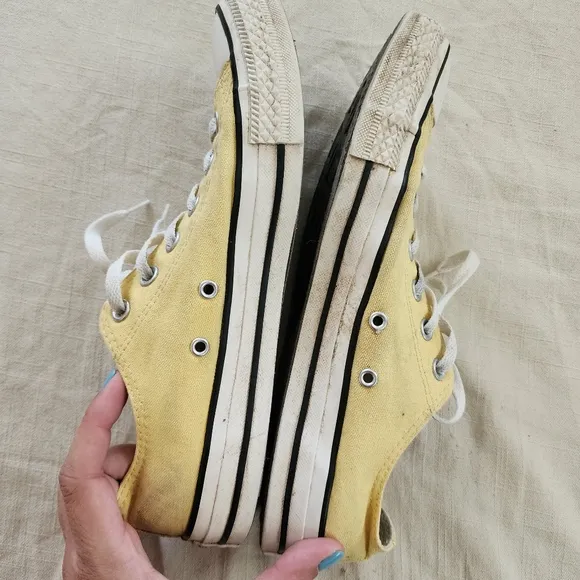 Converse light yellow allstar shoes mens 8/womens 10