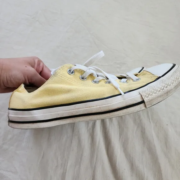 Converse light yellow allstar shoes mens 8/womens 10