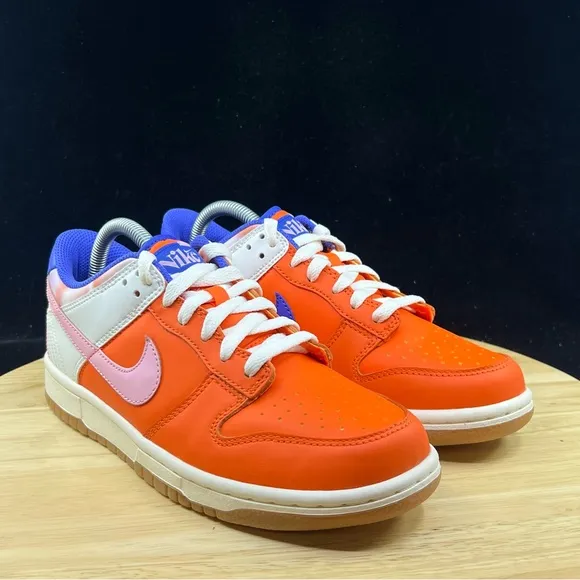 D21 - SIZE 6.5Y / 8 WOMENS NIKE DUNK LOW SAFETY ORANGE/SOFT PINK FN0600 801
