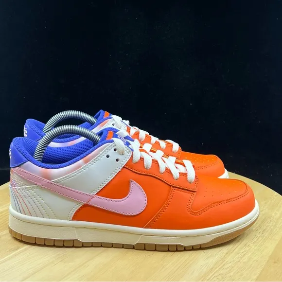 D21 - SIZE 6.5Y / 8 WOMENS NIKE DUNK LOW SAFETY ORANGE/SOFT PINK FN0600 801