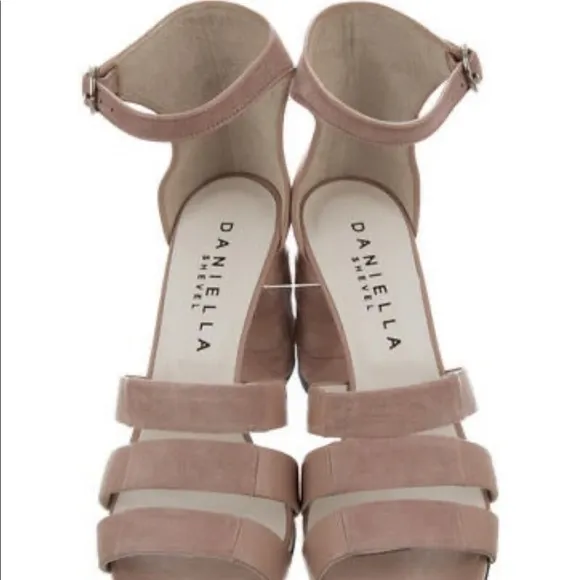 Daniella Shevel dusty Pink, Block heel Suede - size 9 Beautiful shoes