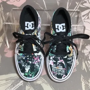 DC Brand Youth NEW Trase SP ADB300305 Skateboarding Lace Up Shoes Graffiti Print