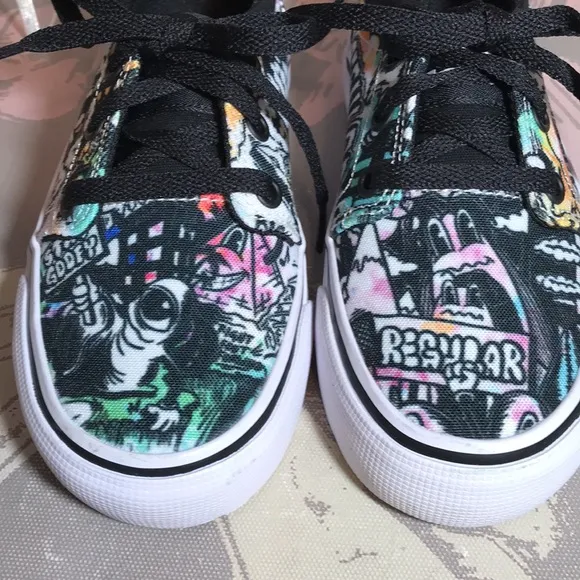 DC Brand Youth NEW Trase SP ADB300305 Skateboarding Lace Up Shoes Graffiti Print