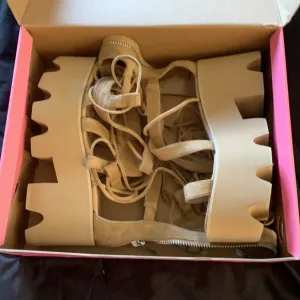 Dolls Kill sugarbaby summer feels platform 7 light brown tan