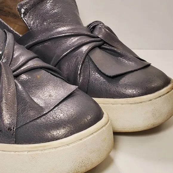 Donald J Pliner Celeste Metallic Silver Leather Silp On Sneakers, sz 5.5