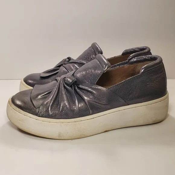 Donald J Pliner Celeste Metallic Silver Leather Silp On Sneakers, sz 5.5