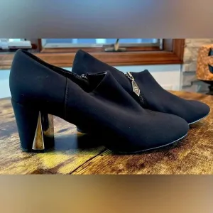 Donald J. Pliner | women’s ankle boots. Size: 9