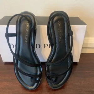 Donald Pliner roland toe loop leather upper and lining sandal💥 size 6