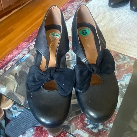Earthies leather  shoes size 8 , light weight, super fancy,leather