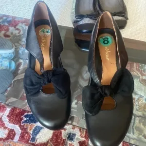 Earthies leather  shoes size 8 , light weight, super fancy,leather