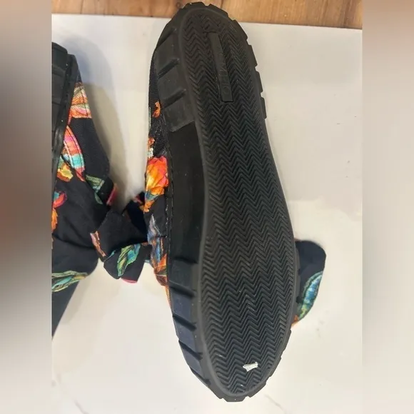 Farm rio shoes size 7  sneakers with bow. Very cute black with colorful print