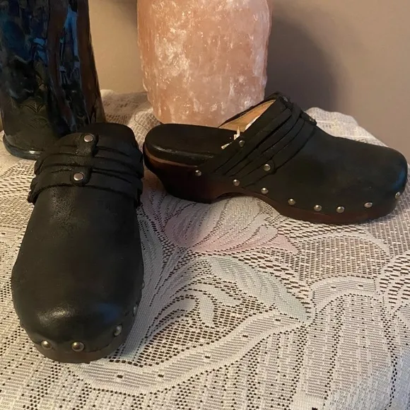 Frye Clogs Womens Size 5.5 Black Leather Clara Campus Studded Clogs
