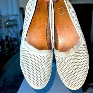 Frye Melanie Perforated  leather , flat Shoes 7.5 US