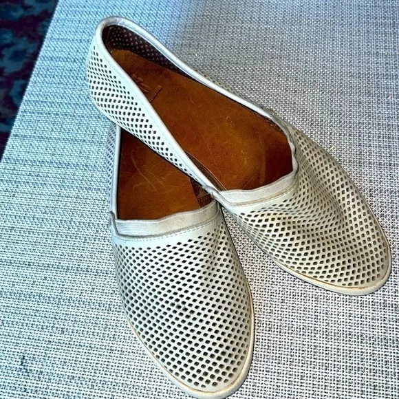 Frye Melanie Perforated  leather , flat Shoes 7.5 US