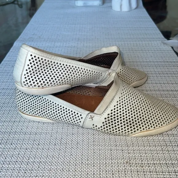 Frye Melanie Perforated  leather , flat Shoes 7.5 US