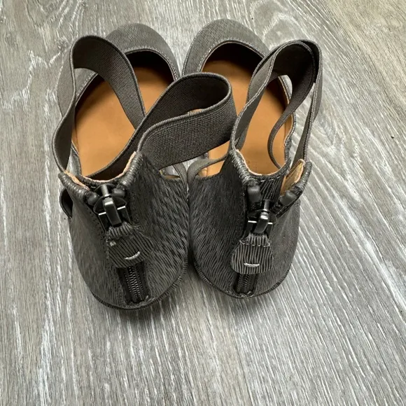 Gentle Souls Kenneth Cole Noa Womens 6.5 Gray Metallic Elastic Ankle Strap Shoes