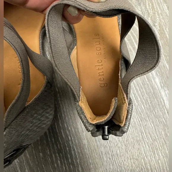 Gentle Souls Kenneth Cole Noa Womens 6.5 Gray Metallic Elastic Ankle Strap Shoes
