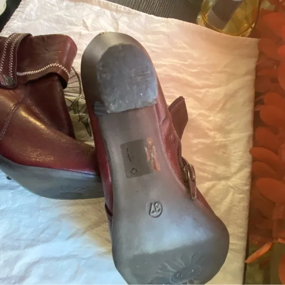 Genuine Vera Pelle maroon buttery leather ankle booties