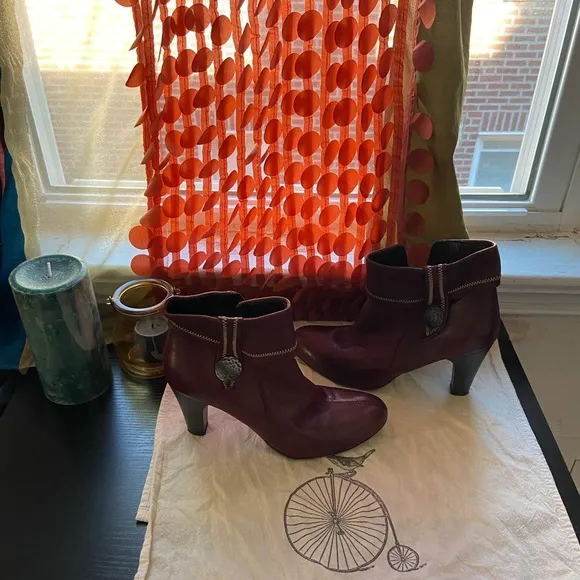 Genuine Vera Pelle maroon buttery leather ankle booties