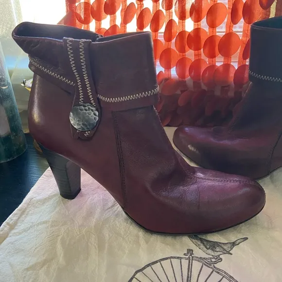 Genuine Vera Pelle maroon buttery leather ankle booties