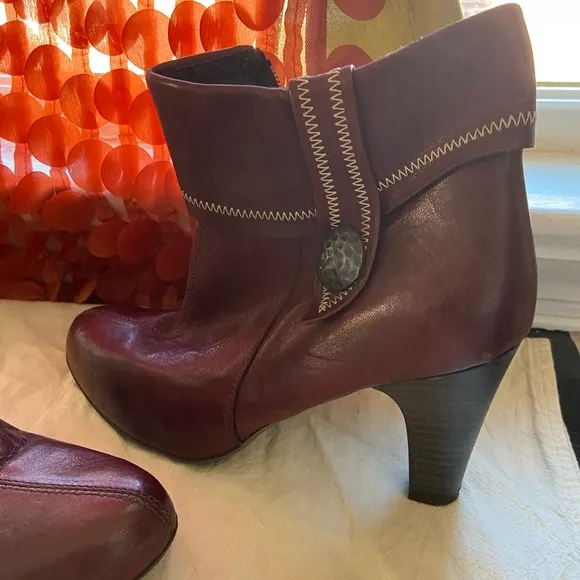 Genuine Vera Pelle maroon buttery leather ankle booties