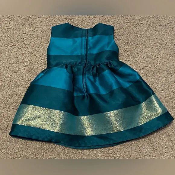 Girl   matching 18” doll dress 👗 🎄 Girls size 8