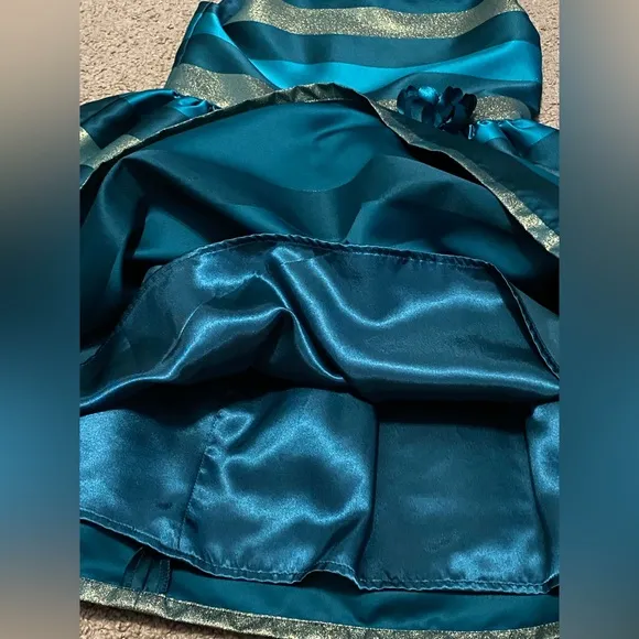 Girl   matching 18” doll dress 👗 🎄 Girls size 8