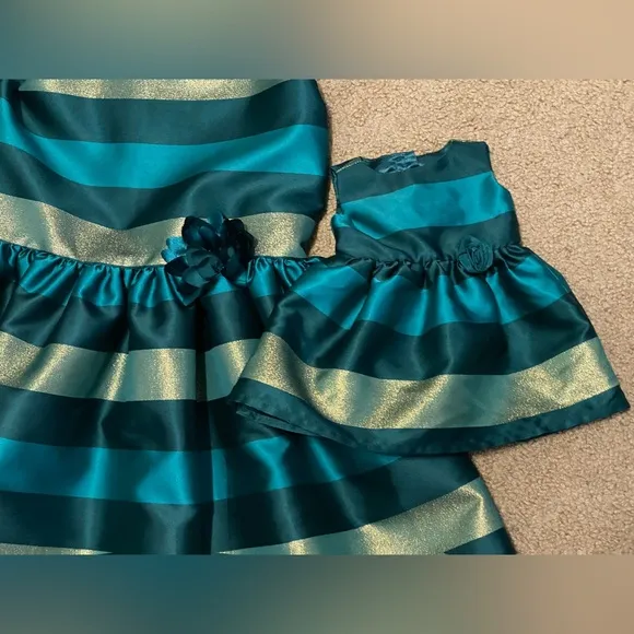 Girl   matching 18” doll dress 👗 🎄 Girls size 8